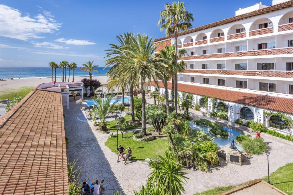 科马鲁加4R Gran Europe的享有酒店和海滩的空中景致