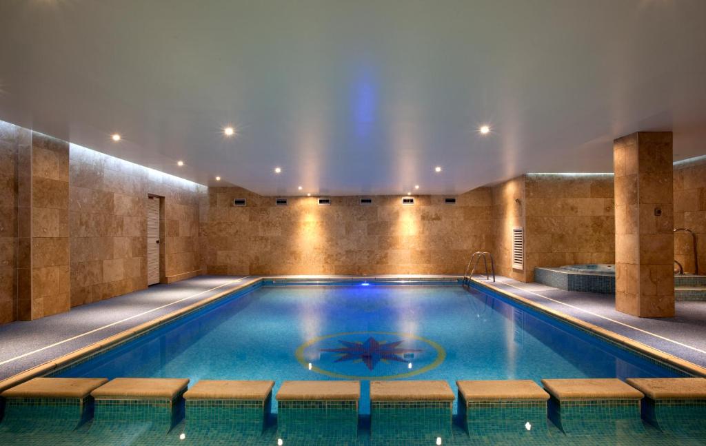 纽基访问不列颠3星银奖滨海酒店的一座带天花板的酒店游泳池