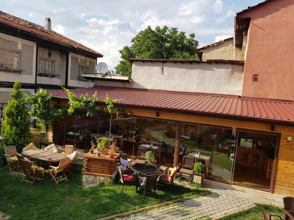 卡斯塔莫努Kadıoğlu Konağı的户外庭院配有桌椅。