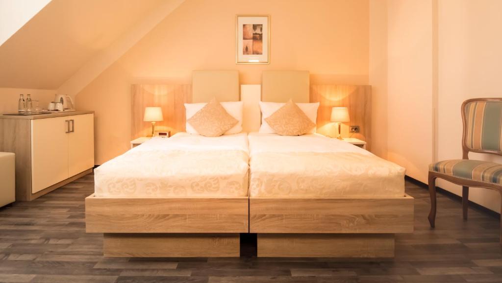 杜塞尔多夫卡尔顿梅费尔酒店的一间卧室配有一张带两盏灯的大型白色床。