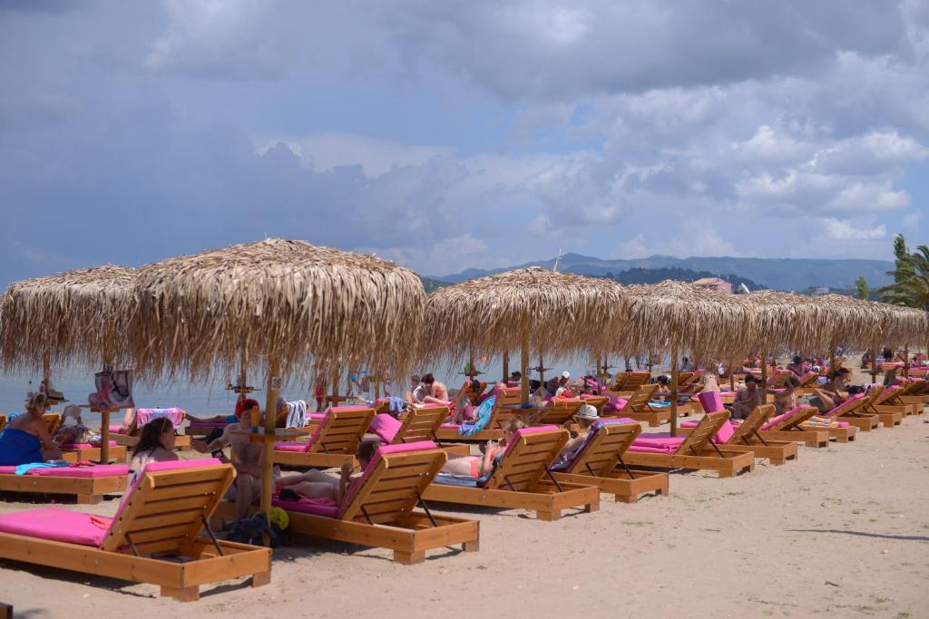 斯达林Argilos的海滩上的一组沙滩椅和草伞
