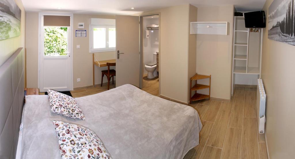 圣乔治-德迪多讷巴黎春天酒店的小房间设有一张床和一间浴室