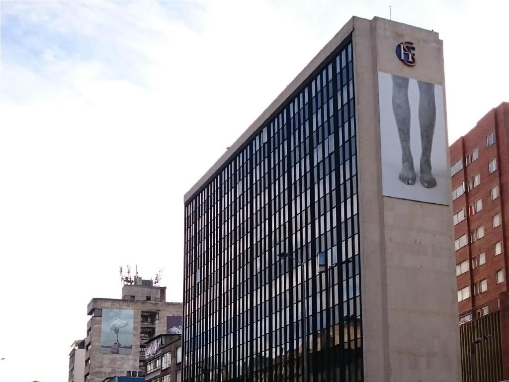 波哥大圣弗朗西斯科阿齐兹酒店的一座高大的建筑,上面有袜子的照片