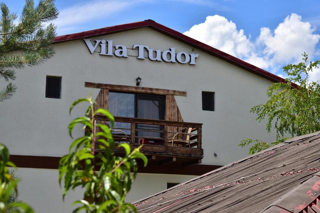 北马马亚-讷沃达里Vila Tudor Mamaia Nord的白色的建筑,上面有读别墅扑克的标志
