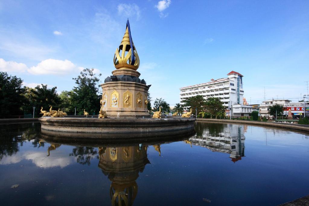 甘烹碧茶坤谷饶江景酒店的水体中央的喷泉