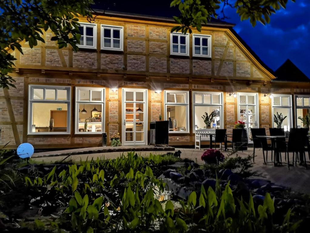 赫曼斯堡Hotel Ohlendorfs Gasthaus的夜晚可欣赏到房子的外部景色