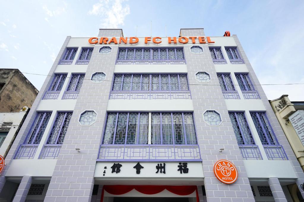 乔治市Grand FC Hotel的一座建筑,上面标有宏伟的酒店标志