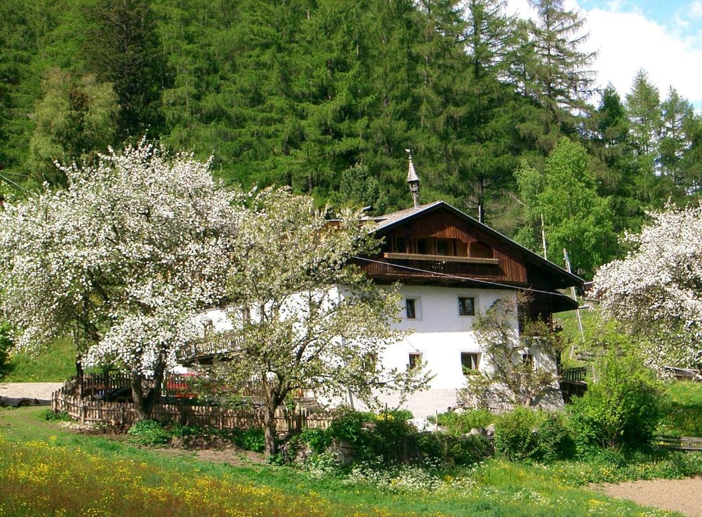 卡迪皮特拉Oberlinderhof的上面有十字架的白色房子
