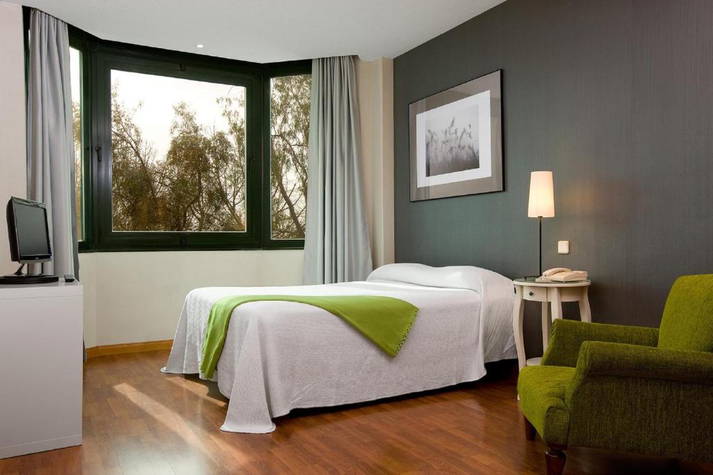 拉斯·罗萨斯·德·马德里Apartamentos TH Las Rozas的酒店客房设有床和窗户。