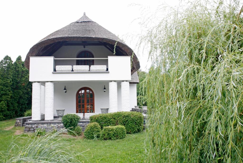 西格利盖特The Pearl of Balaton的茅草屋顶的白色小房子