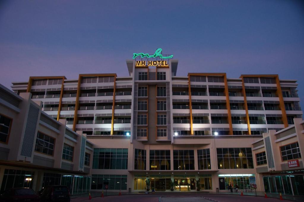 怡保MH Sentral Hotel Sg Siput的上面有酒店标志的建筑