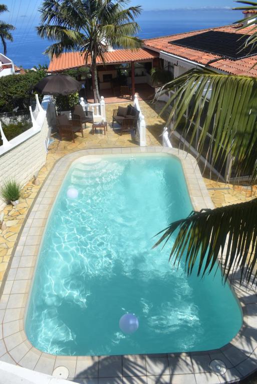 塔科龙特Komfort Wellness Haus Mesa del Mar的棕榈树庭院中的游泳池