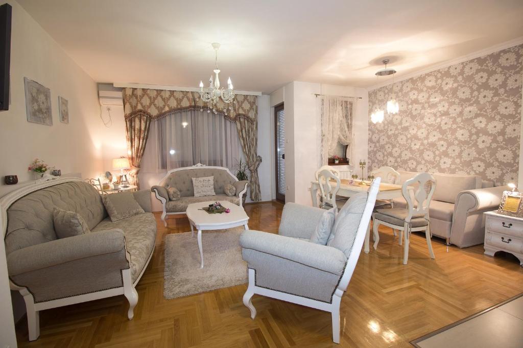 巴尼亚卢卡Apartment Barby - Deluxe的客厅配有沙发、椅子和桌子