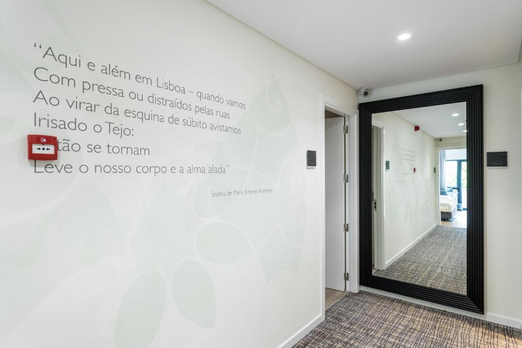 里斯本Hotel Capital Lisboa的墙上有书写的墙壁的房间