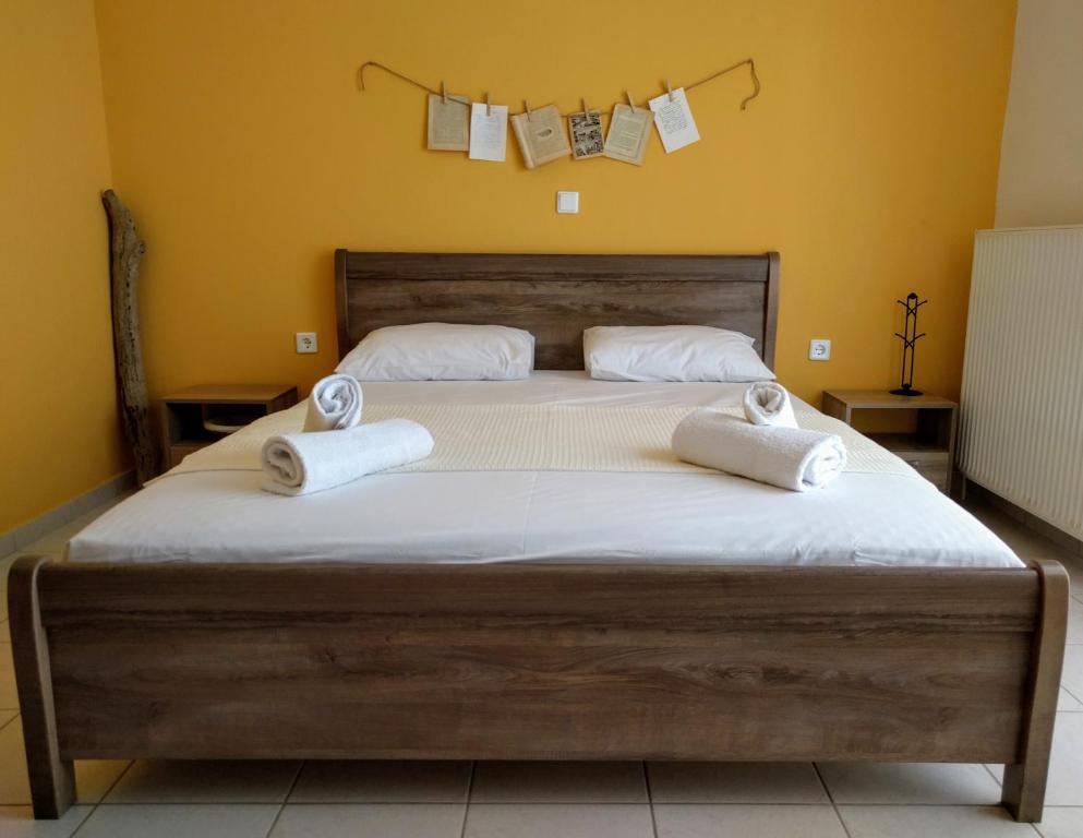 克拉默特Dimitris Luxury Apartment的一间卧室配有一张大床和毛巾