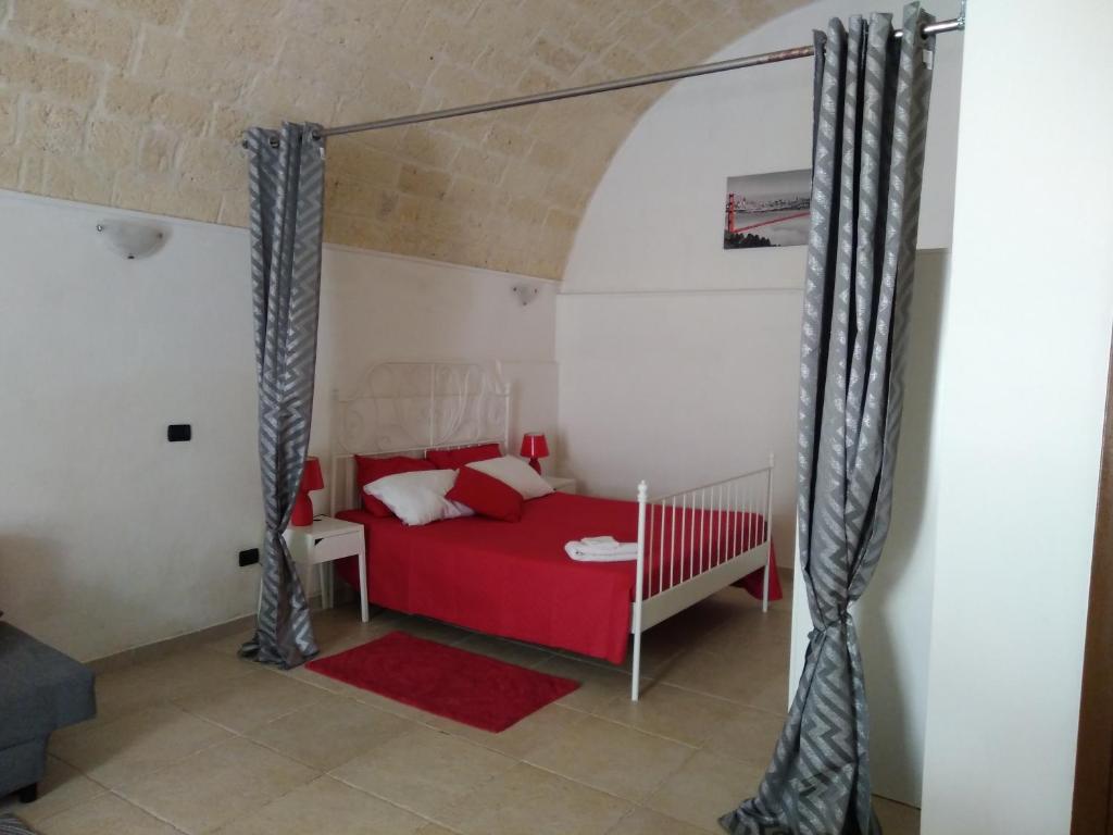 阿尔塔穆拉La casa di Carol的一间在房间内配有红色床的卧室