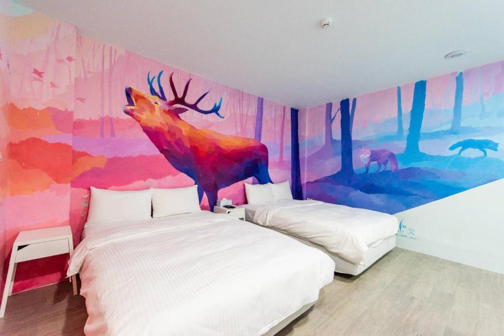 高雄星行旅的墙上画画的房间里设有两张床