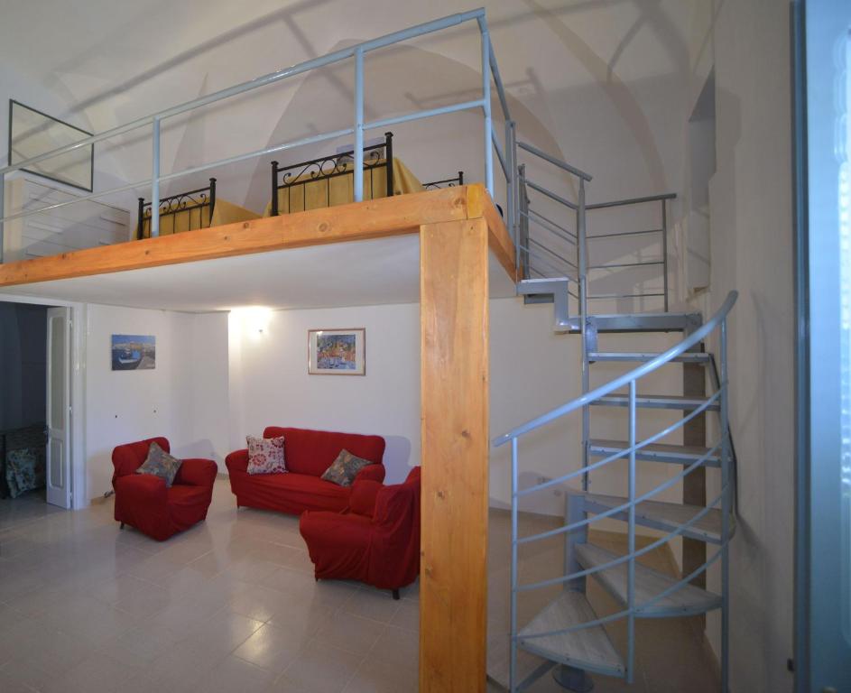 萨利切萨伦蒂诺Casa Vienna的一间带高架床和楼梯的客厅