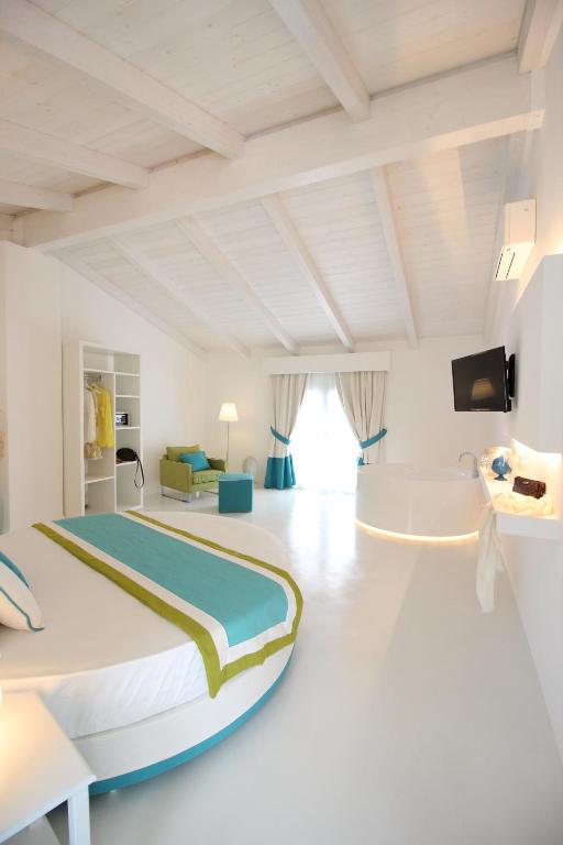 特罗佩阿Il Borghetto Creative Resort的一间大卧室,房间内设有一张大床