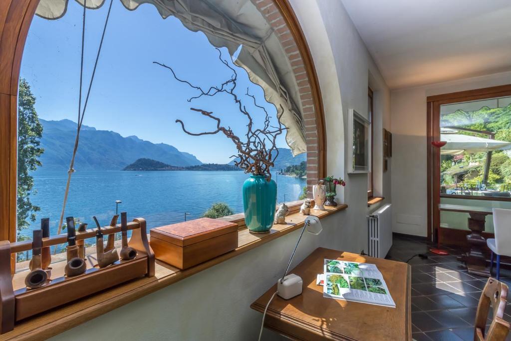 格里安泰卡德纳比亚Villa Gilda - Griante的客房设有一个享有水景的窗户。