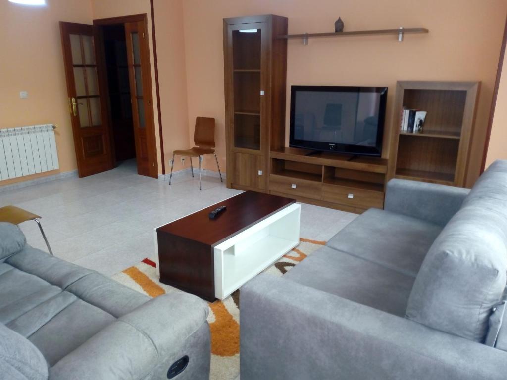 欧德鲁佐Apartamento Cefas的客厅配有两张沙发和一台电视机