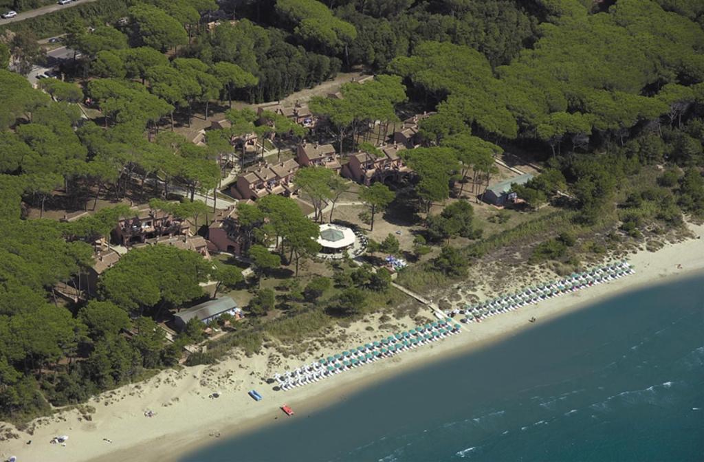 普林托迪斯卡利诺Residence I Tusci的一群人从空中欣赏海滩美景