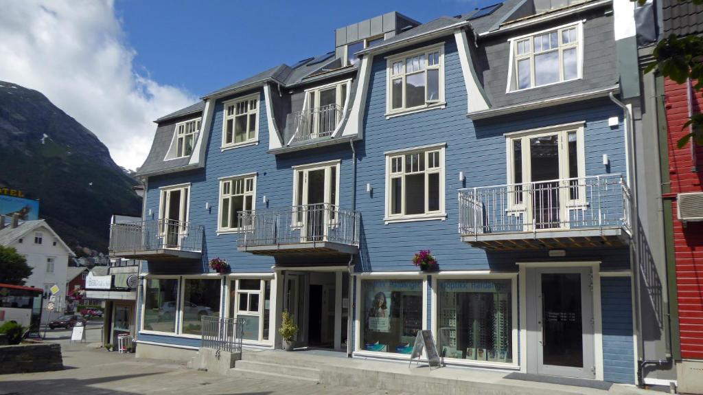 奥达巴克加塔蓝屋公寓的蓝色的建筑,在街上有白色的窗户