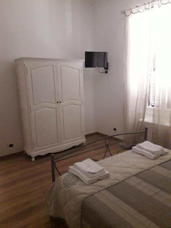 萨尔扎纳Aliso'的一间卧室配有床和白色橱柜