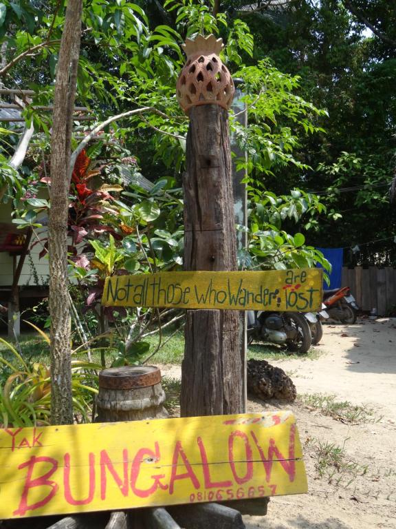 象岛雅克简易别墅旅馆的黄色标牌的木柱上的标志