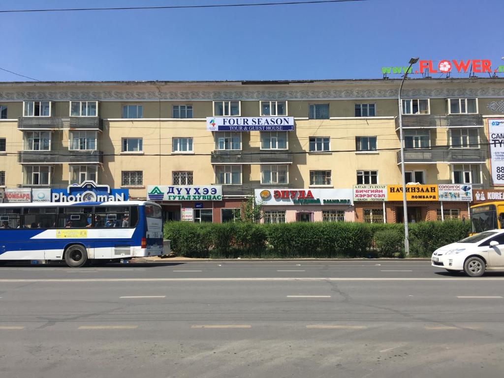 乌兰巴托Four Season的一辆公共汽车停在大楼前
