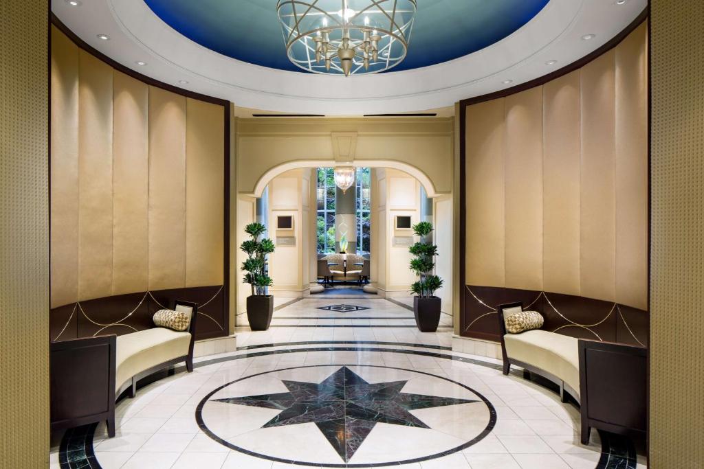 亚特兰大亚特兰大巴克海特君悦酒店的大堂的地板上有一星星