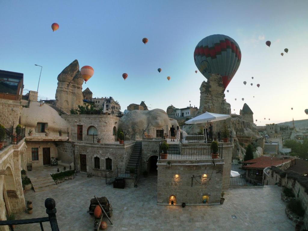 格雷梅格兰德卡乌套房酒店的一组热气球在天空中飞行