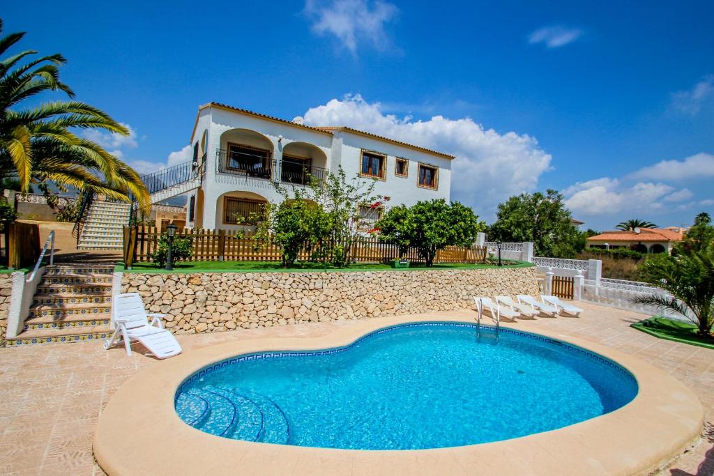 卡尔佩Juanjo - this lovely detached holiday property in Calpe的别墅前设有游泳池