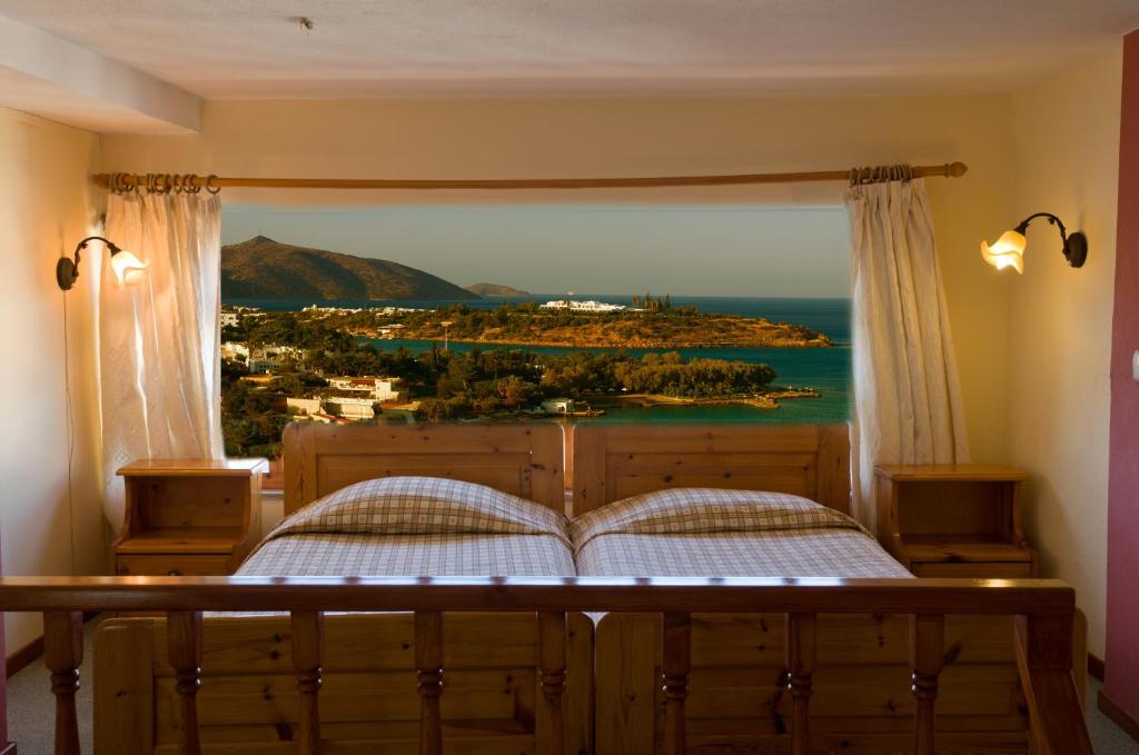 阿基欧斯尼古拉斯叶莱妮公寓酒店的一间卧室设有一张床,享有海景