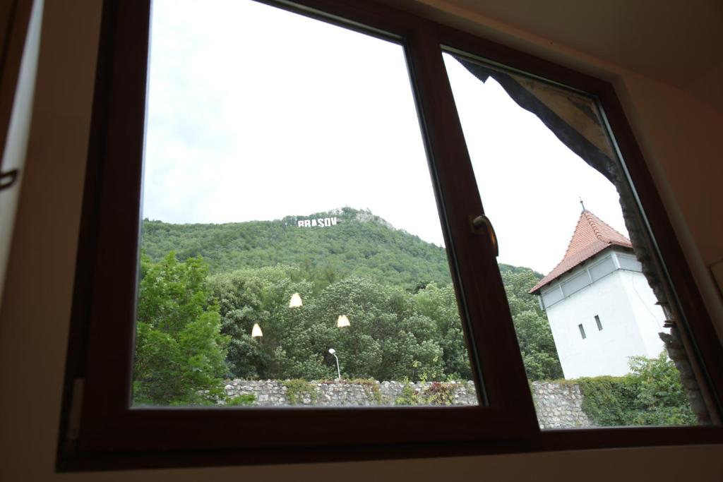 布拉索夫Downtown Hostel的享有城堡和山丘景致的窗户