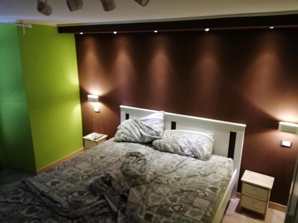 那不勒斯B&BProviter的一间卧室设有一张带绿色和棕色墙壁的床。