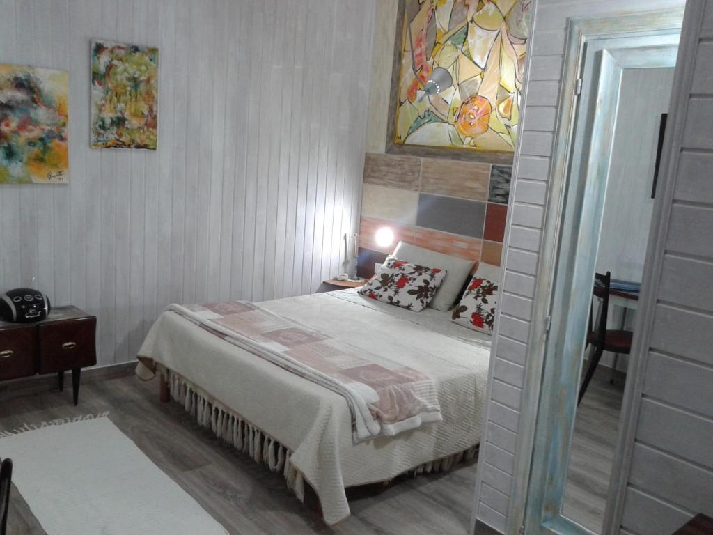 Castel LagopesoleLa Casetta Di Anna的一间卧室设有一张床和一个彩色玻璃窗