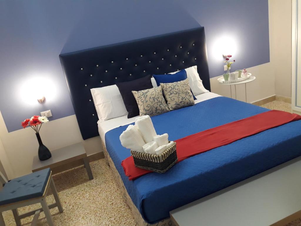 巴勒莫5 cupole的一间卧室配有一张蓝色的大床和蓝色床头板