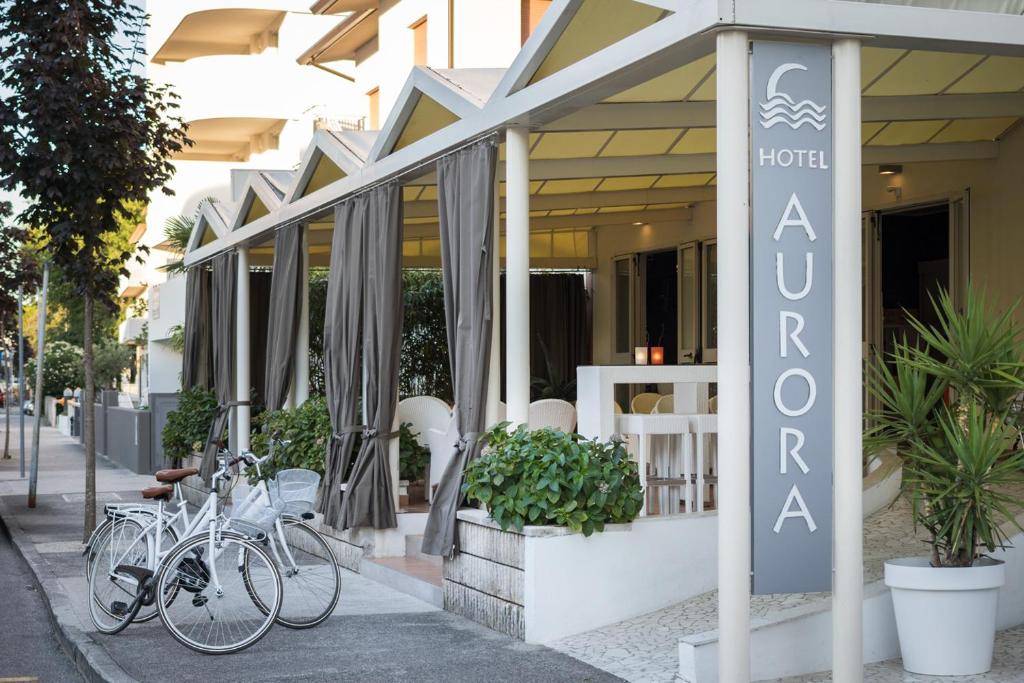 利尼亚诺萨比亚多罗Hotel Aurora的停在餐厅外的一群自行车