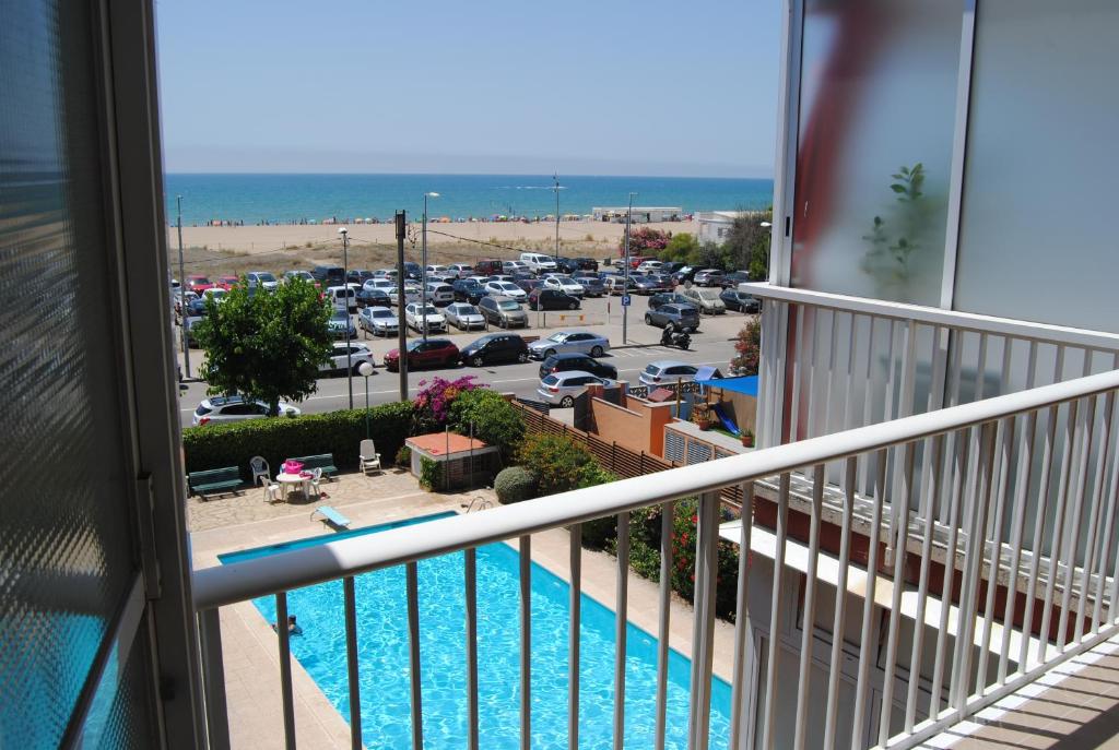 卡斯特尔德费尔斯Apartamento Maraka Playa Castelldefels的阳台享有停车场的景致。