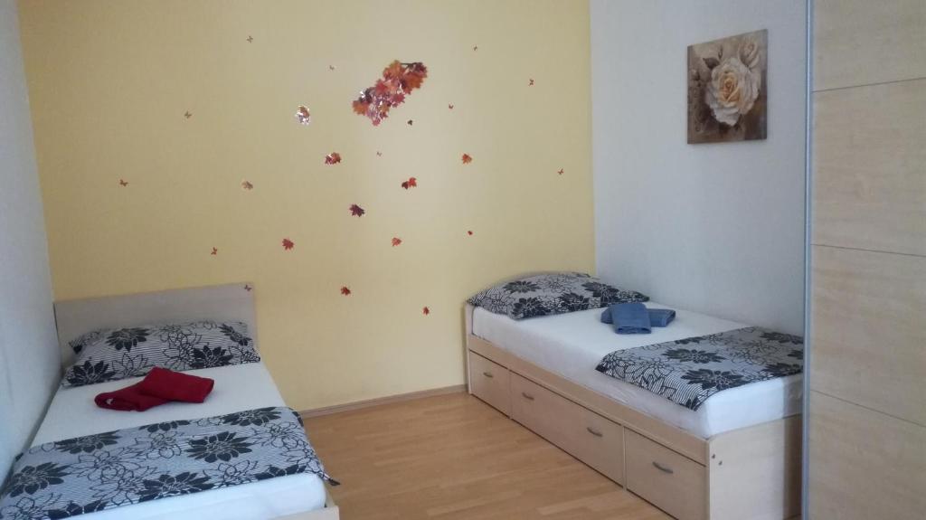 科佩尔Apartment Možina的一间卧室设有两张床,墙上设有蝴蝶。