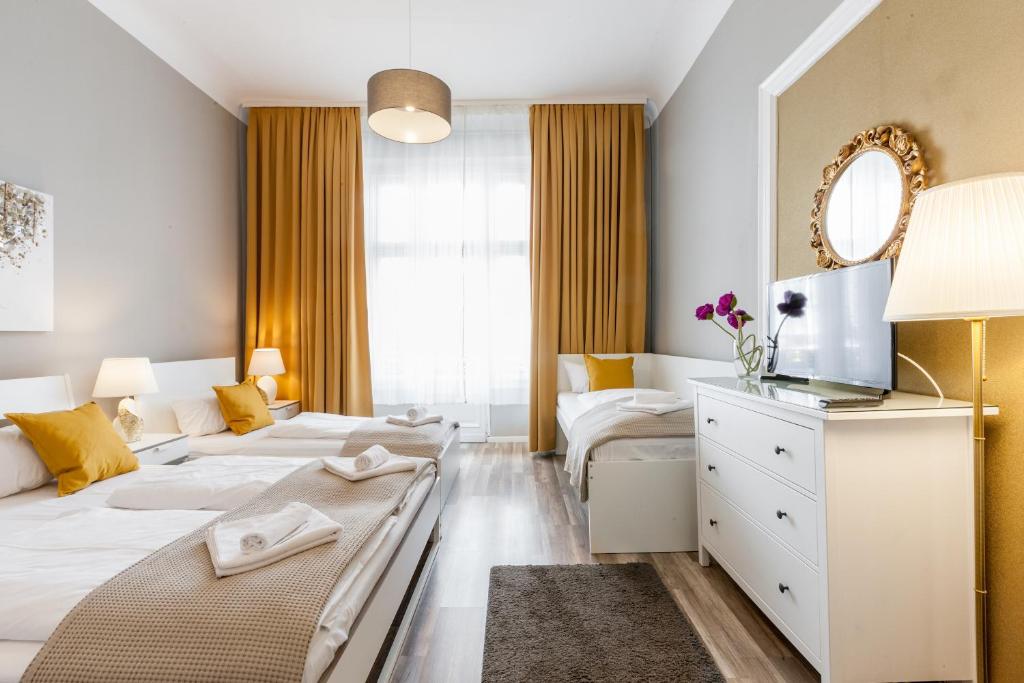 柏林Dilo Apartments - MyGold Apartment 120 SQM的一间卧室配有两张床和镜子