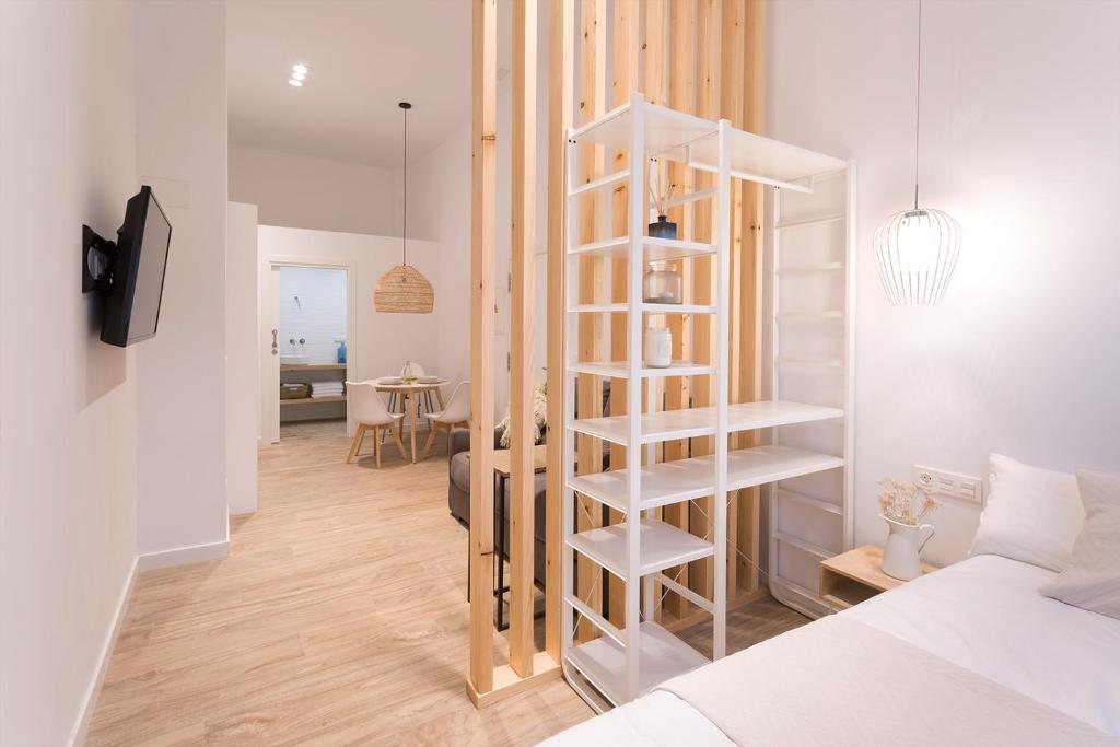 吉塔里亚GETARIA APARTAMENTUAK - Sahatsaga的卧室配有白色螺旋书架,毗邻一张床