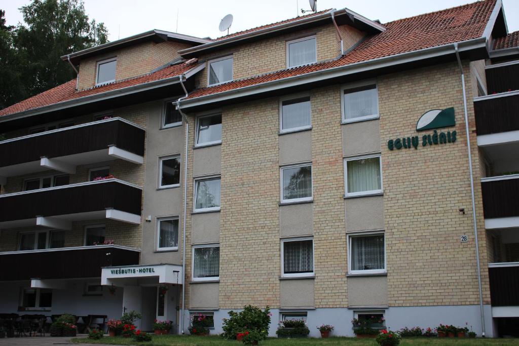 耶德库安特Egliu Slenis的享有公寓大楼前方的景致。