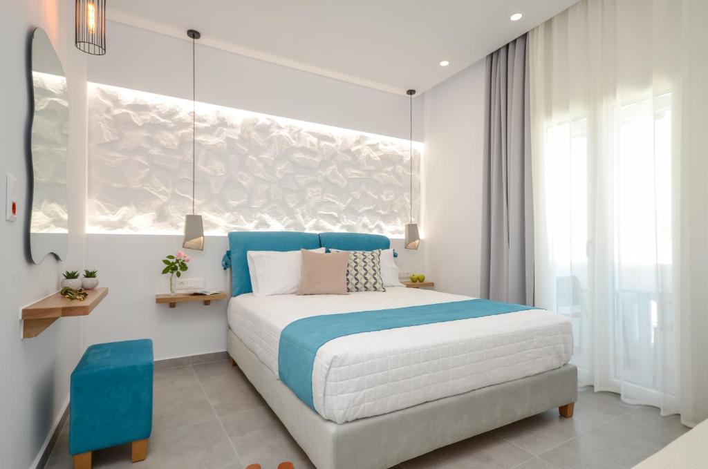 纳克索乔拉3 Wishes的一间卧室配有蓝色和白色的床