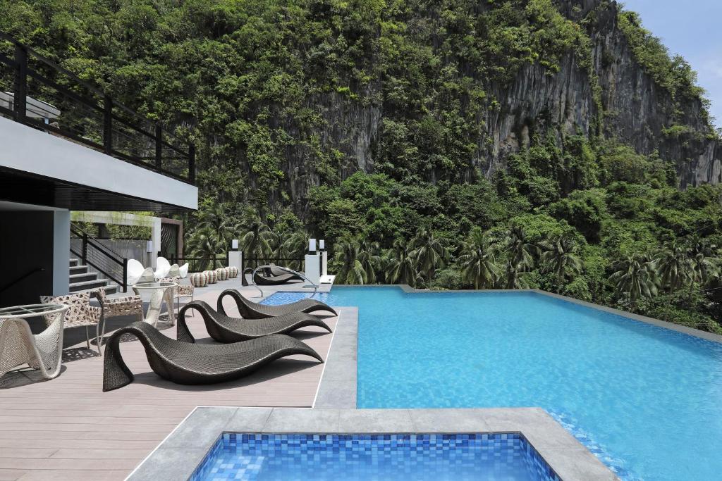 爱妮岛Lagùn Hotel的山地游泳池的度假村