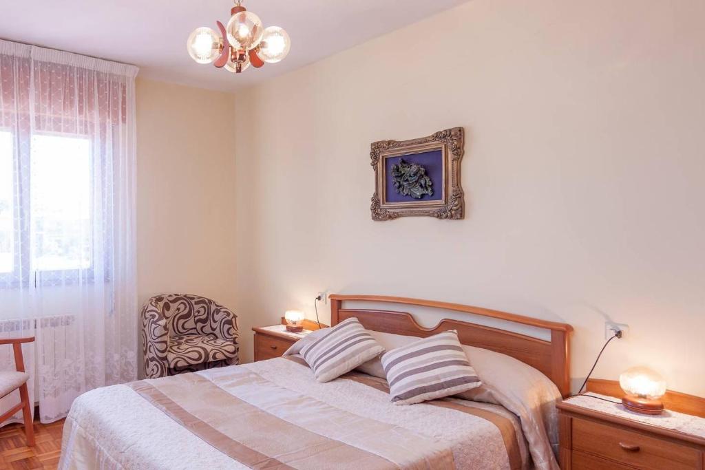 科隆布雷斯Casa Pauli的一间卧室配有一张带两个枕头的床