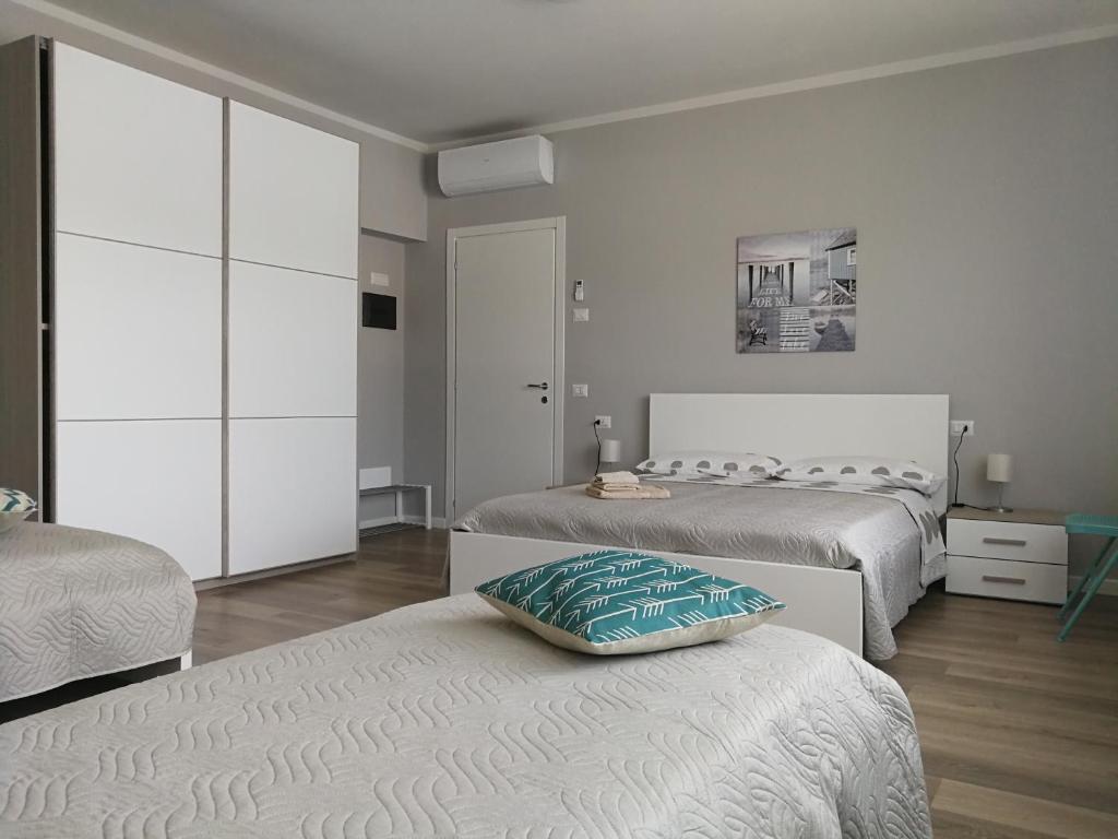 萨罗Il Giardino di Sara的一间卧室配有两张床和床上的枕头
