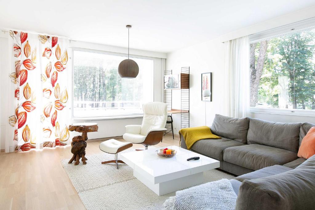 纳坦利Design Apartments Kristiina的带沙发和咖啡桌的客厅