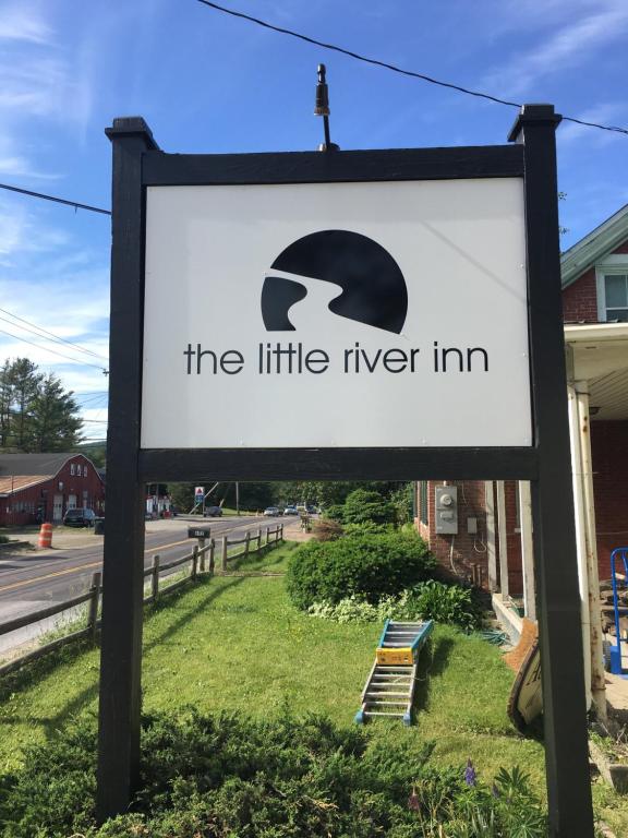 斯托The Little River Inn的读这小河旅馆的一个标志